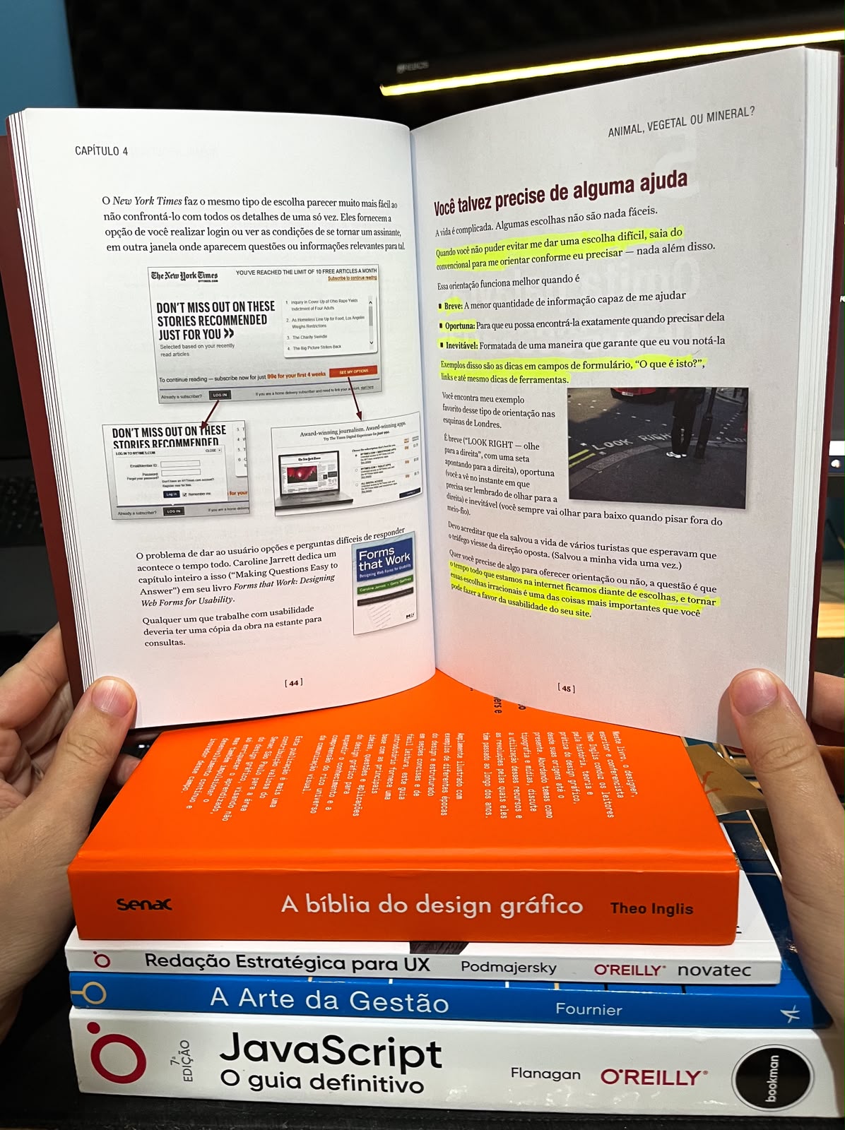 Livros físicos de estudo com trechos grifados.